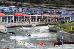 开云体育中国-皮划艇比赛水花飞溅参赛选手激烈拼搏