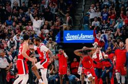 开云体育-马刺鏖战篮网，莫里斯统治全场的简单介绍