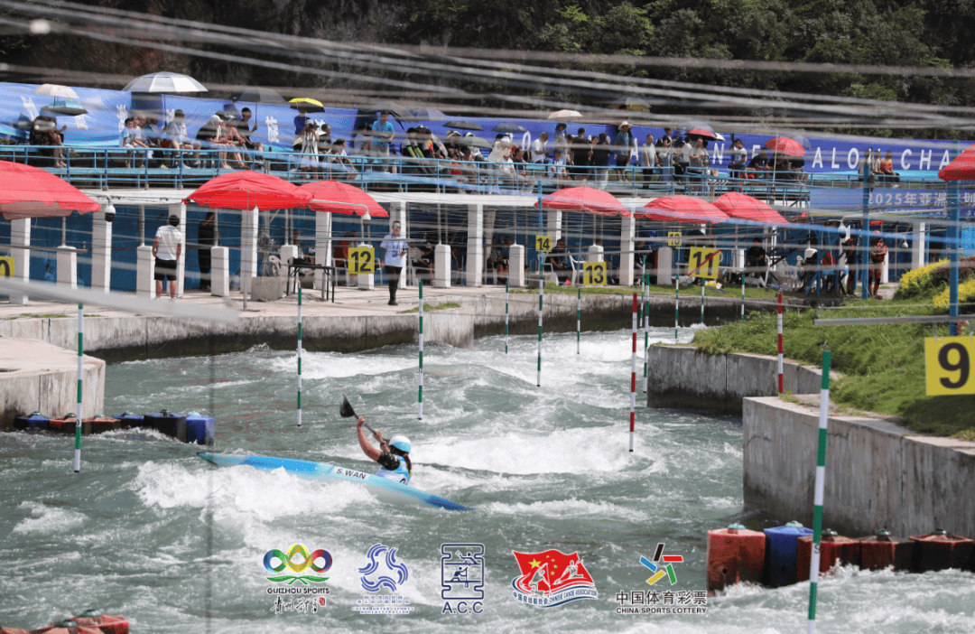 皮划艇比赛水花飞溅参赛选手激烈拼搏 皮划艇比赛水花飞溅参赛选手激烈拼搏