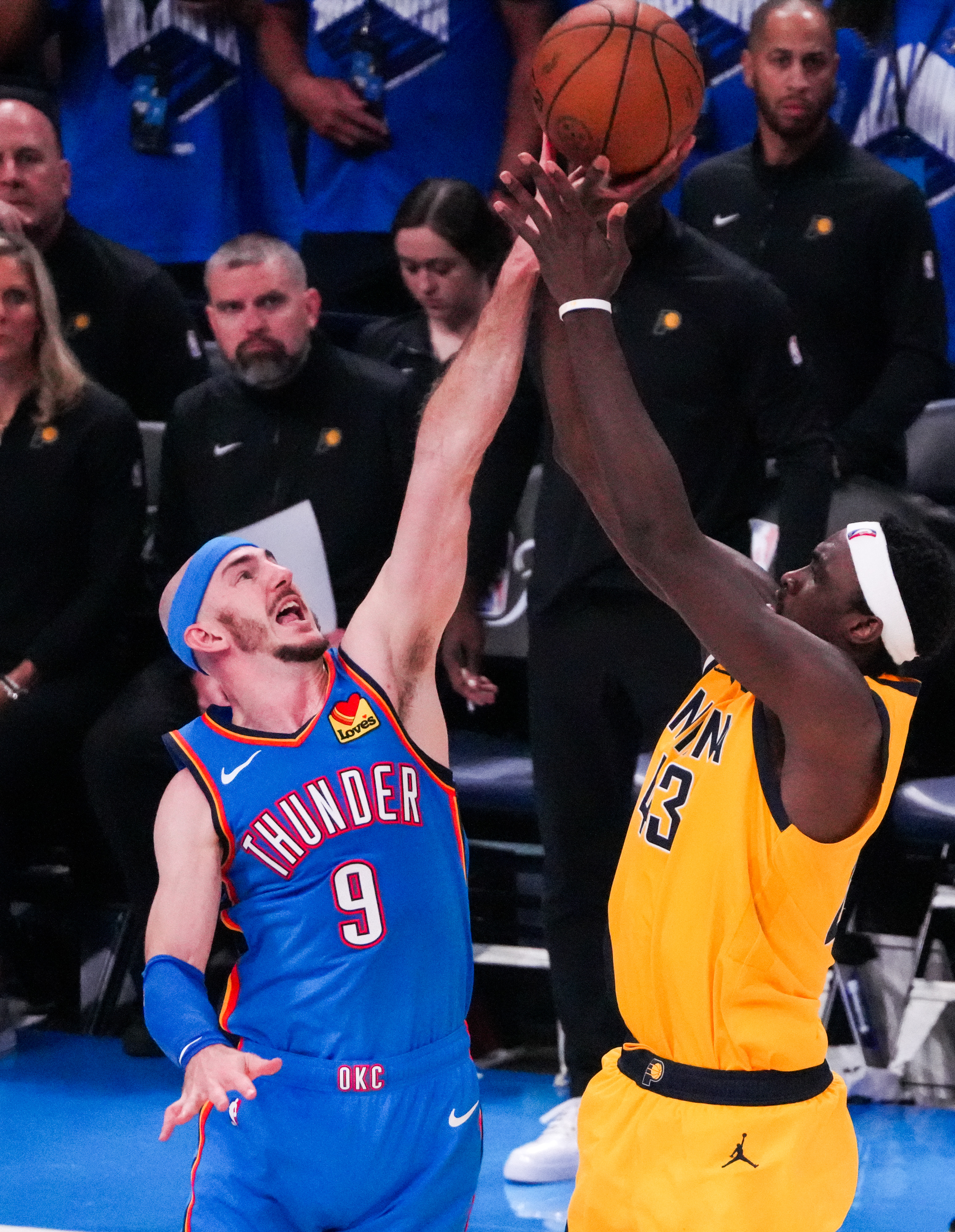 雷霆后卫组合默契十足,引领球队取胜 雷霆后卫组合默契十足,引领球队取胜