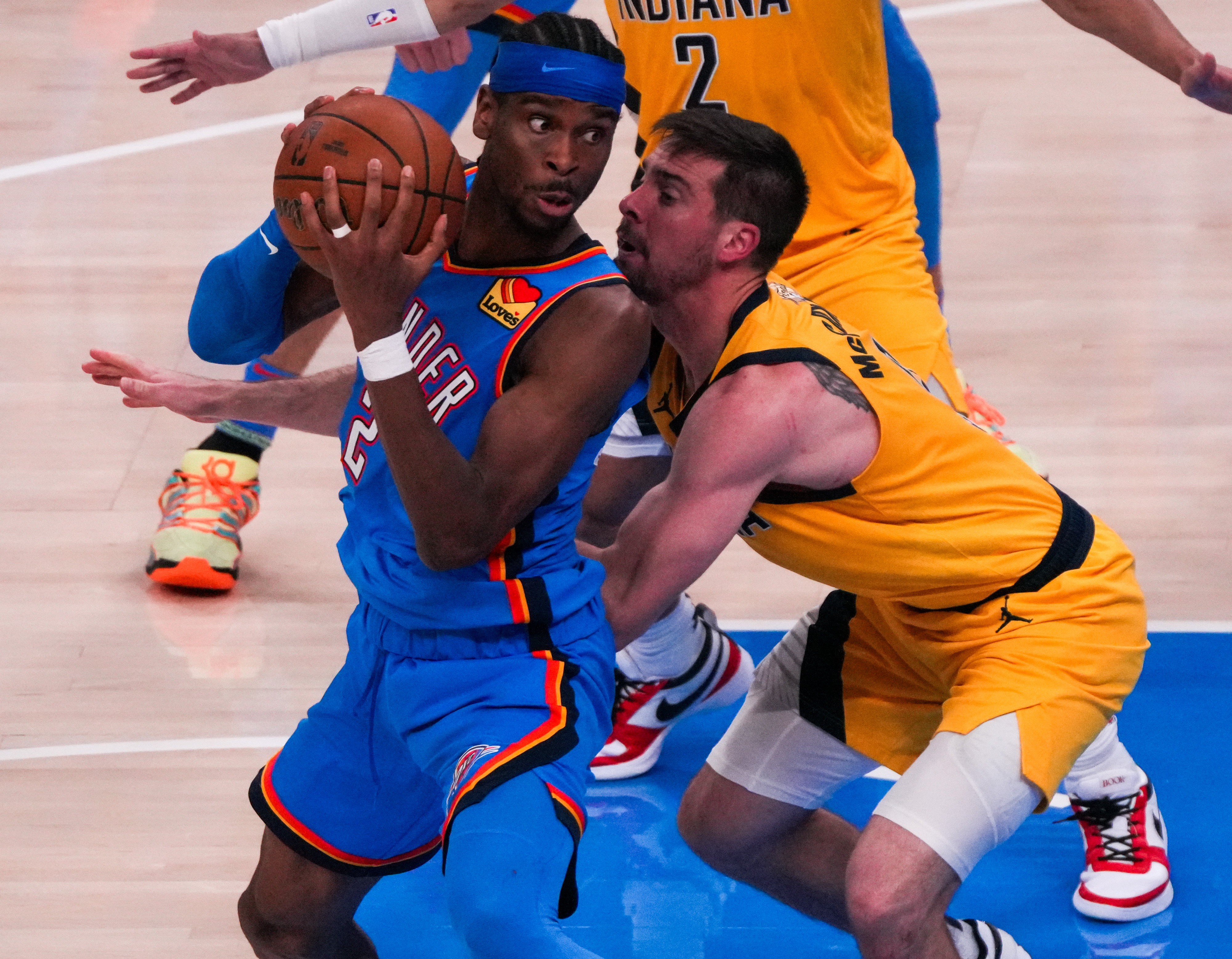 雷霆后卫组合默契十足,引领球队取胜 雷霆后卫组合默契十足,引领球队取胜