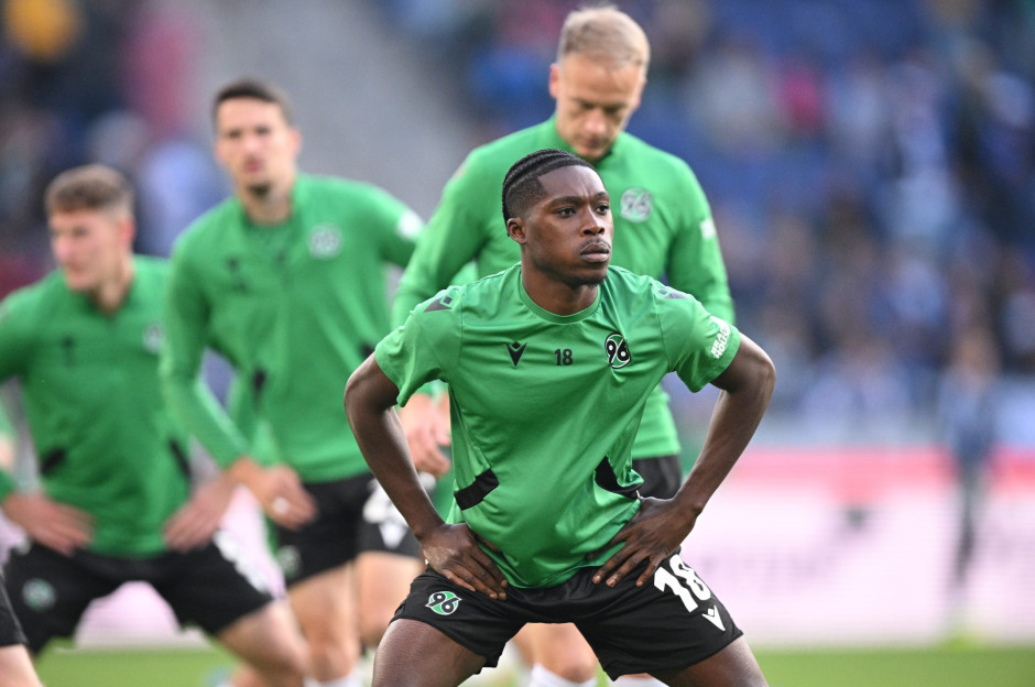 沙尔克04与汉诺威96上演激战的简单介绍