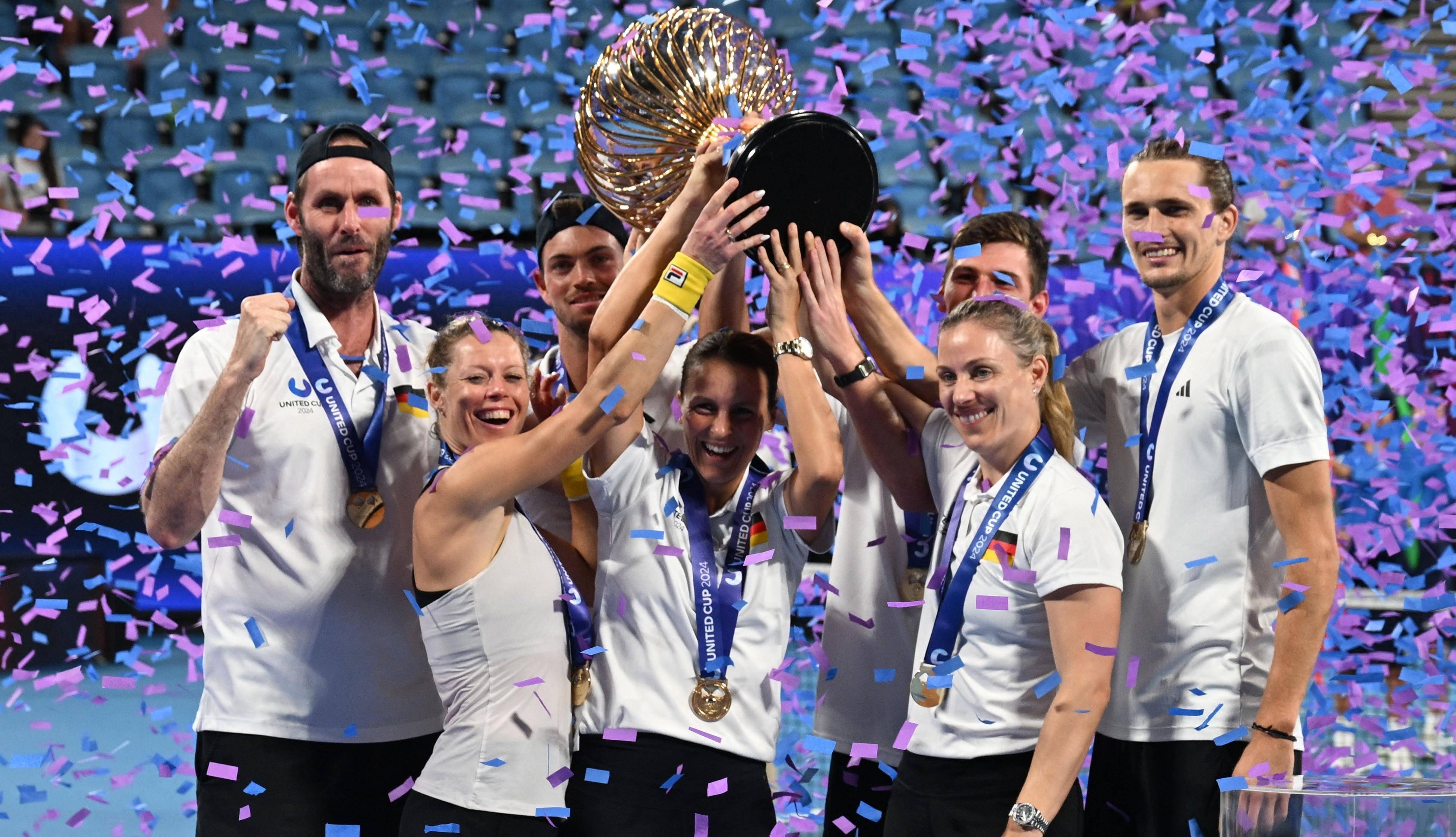 包含拉沃尔杯碾压年终总决赛，兹维列夫统治全场的词条