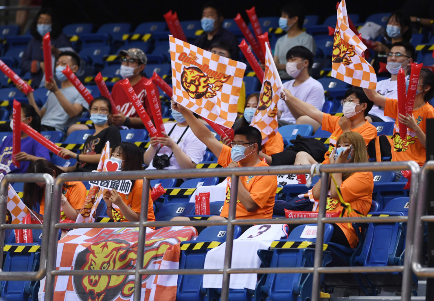 公牛碾压广东队,易建联带队取胜 公牛碾压广东队,易建联带队取胜